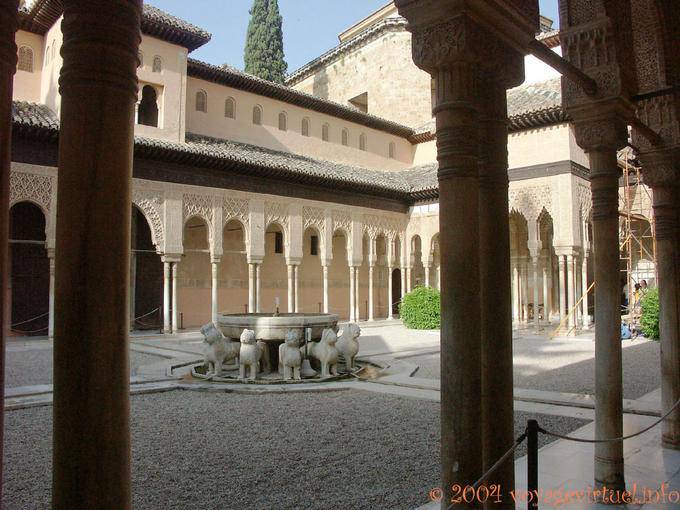 Vue depuis sous les arcades de la Cour des Lions, Alhambra Nasrides Grenade - Espagne, Andalousie