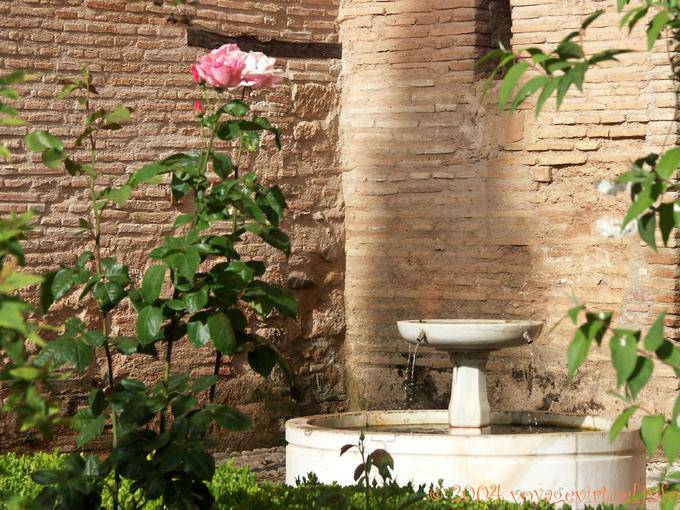 Murs et fontaine, Alhambra Nasrides Grenade - Espagne