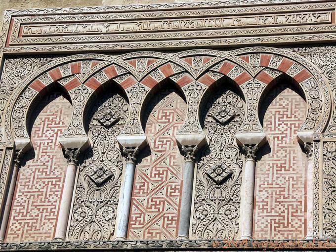 Merveille de l'art musulman sur la Puerta del Baptisterio, Mezquita, Cordoue - Espagne, Andalousie