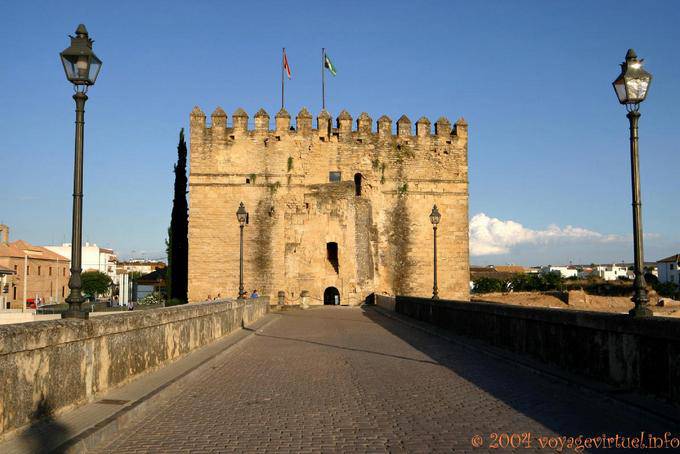 Entrée de la tour de la Calahorra par le Puente Bajada del Puente, Cordoue - Espagne, Andalousie