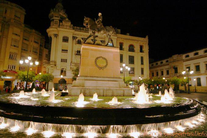 Fontaine et statue sur la Plaza de las Tendillas de nuit, Cordoue - Espagne, Andalousie