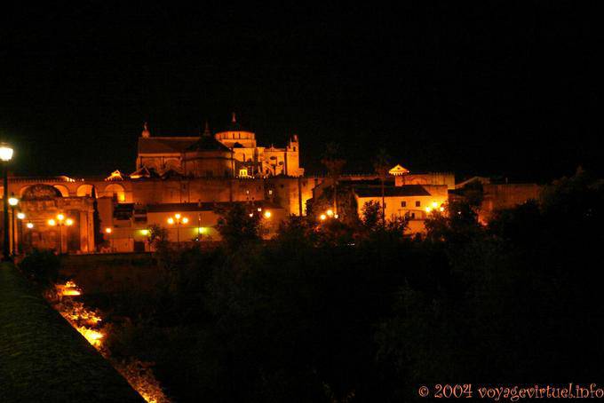 Vue nocturne de la cathédrale de Cordoue - Espagne, Andalousie
