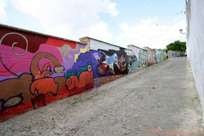 Tags sur mur dans Albaicin, Grenade - Espagne