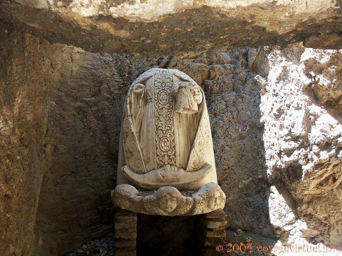 Fontaine-statue sans tête vers la Puerta de las Columnas, Alcazaba, Malaga - Espagne, Andalousie