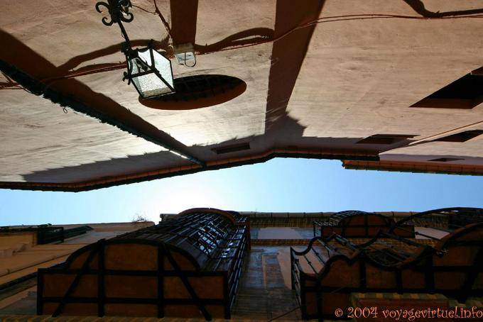 Regard vers le ciel dans une ruelle, Malaga - Espagne, Andalousie