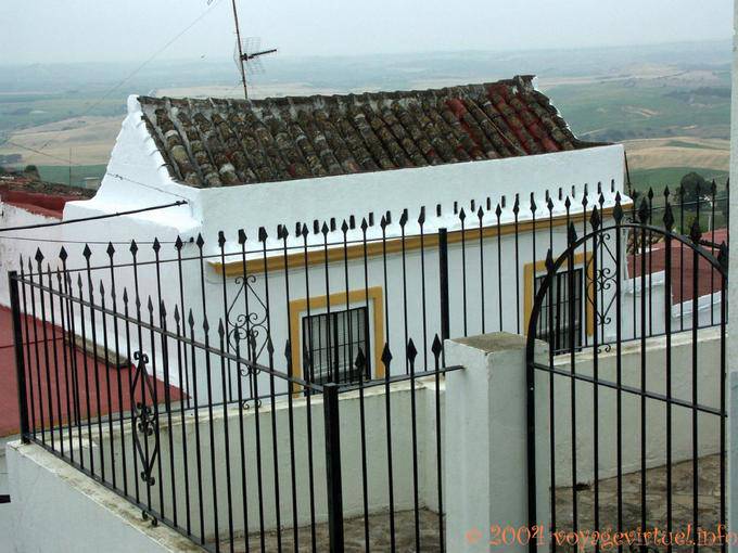 Grilles et petite maison devant paysage, Medina De Sidonia - Espagne