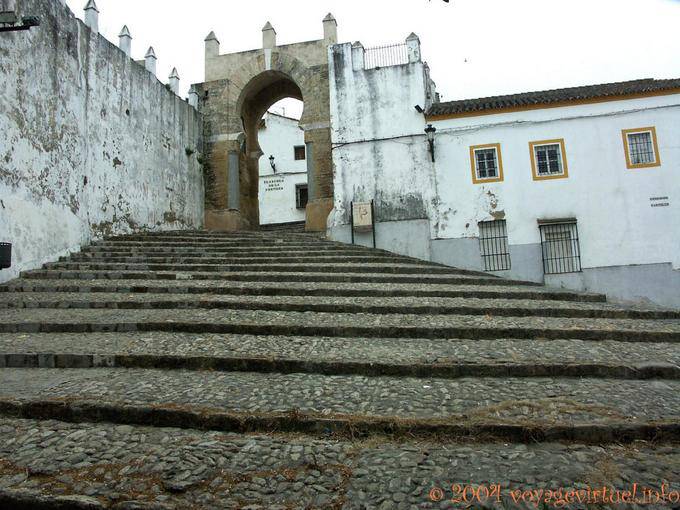 Escalier et porte menant à la Plazuela de la Pastora, Medina Sidonia - Espagne
