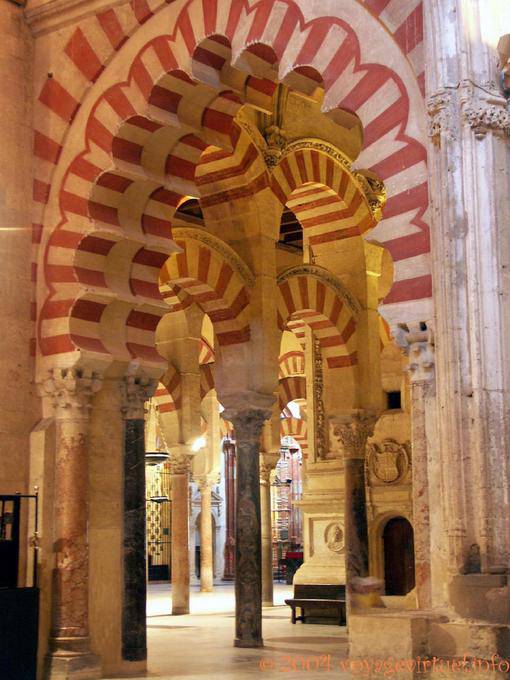 Colonnes aux arcs bi-chromiques, Mezquita Cordoue - Espagne, Andalousie