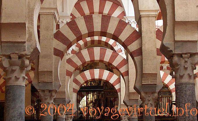 Enfilade mauresque d'arcs en fer à cheval, Mezquita Cordoue - Espagne, Andalousie