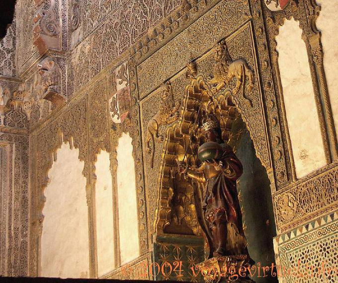 Statue catholique de San Fernando dans décor arabe, Mezquita Cordoue - Espagne, Andalousie