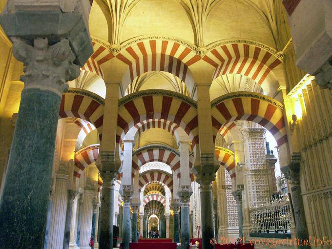 Naves de Almanzor, Mezquita Cordoue - Espagne, Andalousie