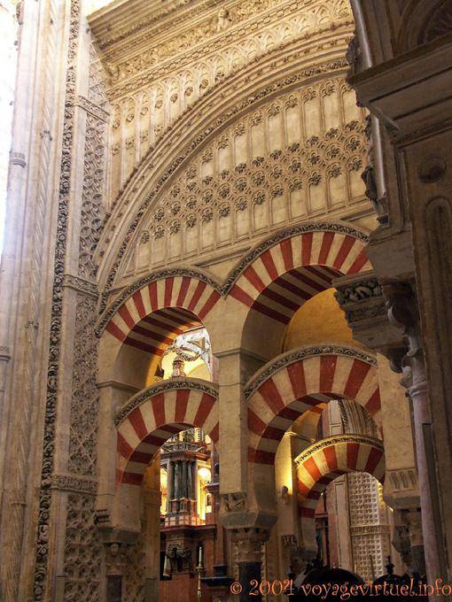 Intégration de la cathédrale dans la mosquée originelle, Mezquita Cordoue - Espagne, Andalousie