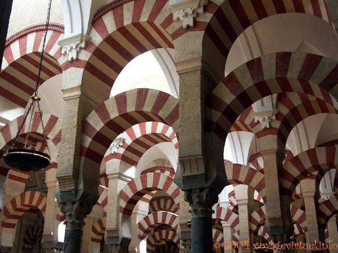 Perspective sur les arcs de la période d'Abderaraman II, Mezquita Cordoue - Espagne, Andalousie