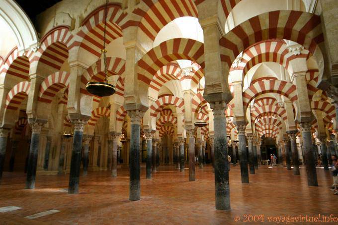 Forêt de colonnes en marbre sur lesquelles reposent des arcades doubles, Mezquita Cordoue - Espagne, Andalousie