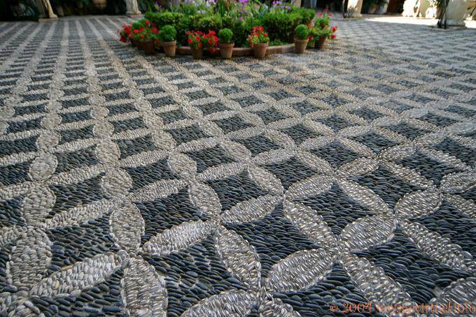 Détail du sol en petits cailloux de la cour d'honneur du Palacio de Viana, Cordoba - Espagne, Andalousie