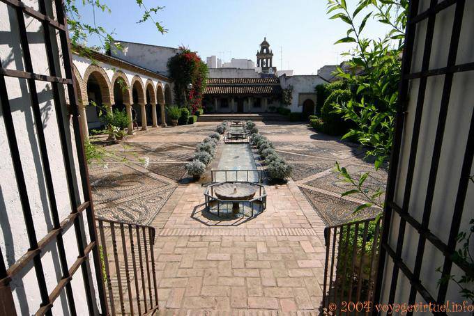 Fontaine dans le jardin du 17e siècle, Patio de las Columnas, Palacio de Viana, Cordoba - Espagne