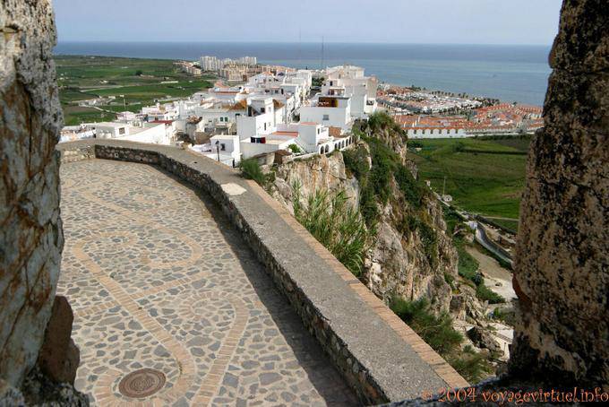 Vue sur la ville et la mer depuis le promontoire rocheux du fort, Salobrena - Espagne, Andalousie