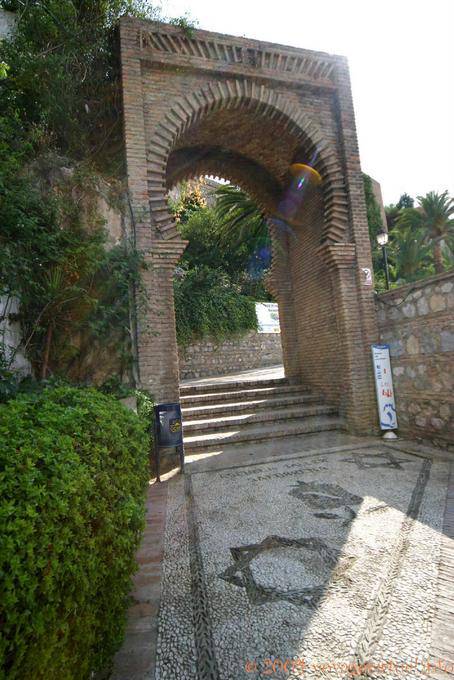 Porte maure d'accès au Castillo et Etoile de David sur le passage, Salobrena - Espagne, Andalousie