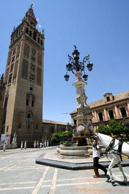Perpective sur la Giralda depuis la fontaine sur la place del Triunfo, Séville - Espagne