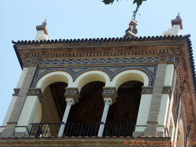 Gros-plan sur tour de de l'hôtel Alfonso XIII, Puerta de Jerez, Séville - Espagne