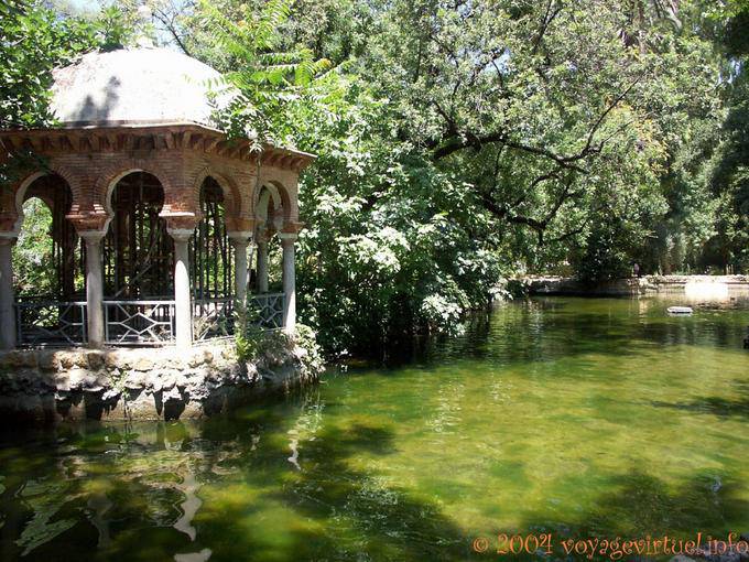 Espace aquatique dans le Parc de María Luisa, véritable poumon de la ville, Séville - Espagne