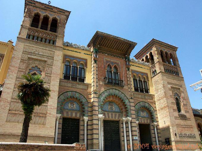 Art musulman pour la façade du Museo de Las Artes y Costumbres Populares, Séville - Espagne