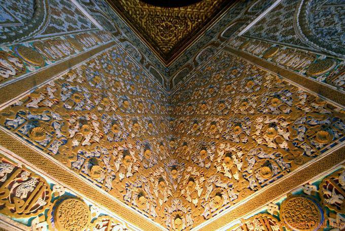 Fine décoration murale dans un angle du Salon des Ambassadeurs, Alcazar de Séville - Espagne