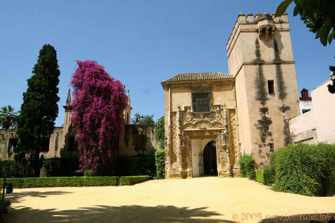 Puerta del Palacio de los Duques de Arcos, vue depuis les jardines de Olurillo, Alcazar, Sevilla - Espagne