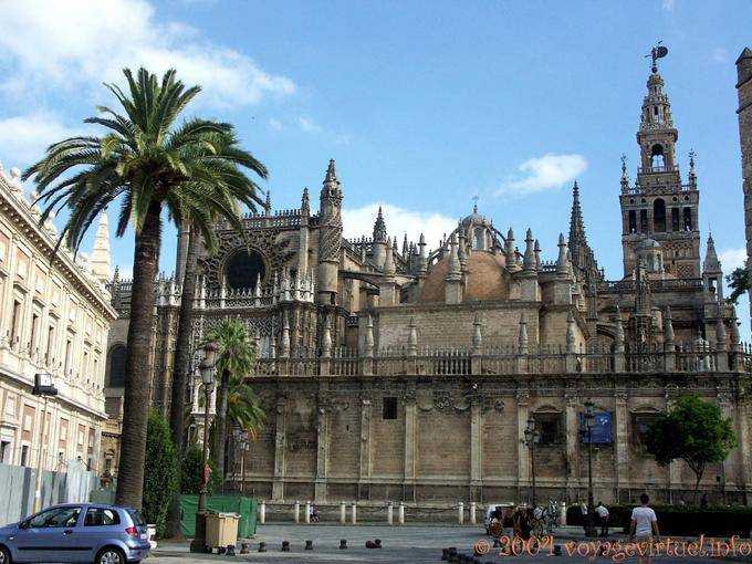 Clochetons de la cathédrale de Séville vue depuis l'entrée de l'Alcazar - Espagne