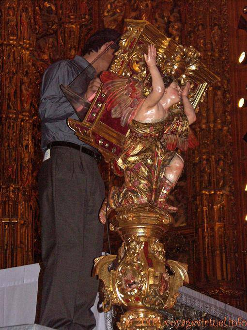 Passage d'ange devant le Retablo Mayor de la Catedral de Sevilla - Espagne