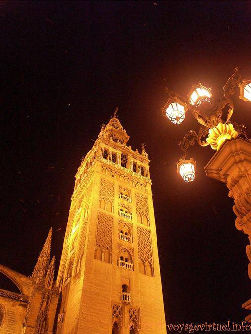 Eclairage nocturne sur la Giralda et lampadaire, Cathédrale de Séville - Espagne