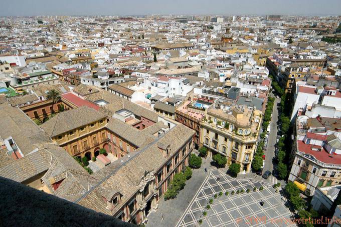 Vue sur la Plaza del Triunfo et le Palacio Arzobispal, depuis le haut de la Giralda, Cathédrale de Séville - Espagne