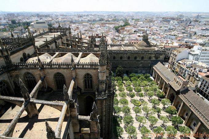Vue sur le Patio de los Naranjos et la Puerta del Perdon depuis le haut de la Giralda, Cathédrale de Séville - Espagne