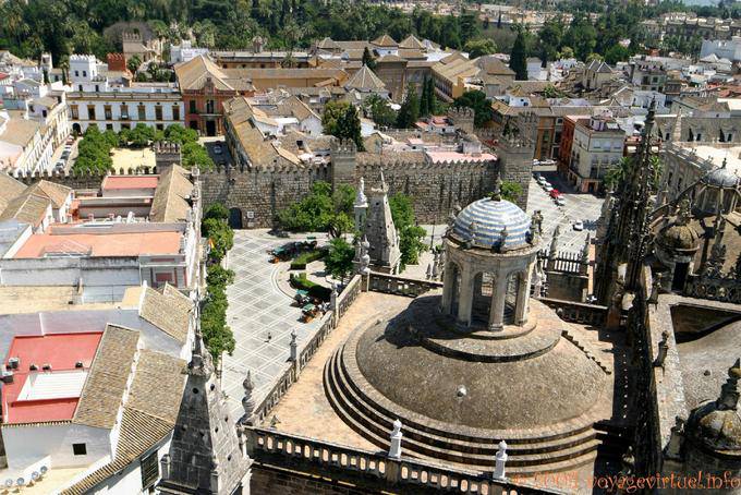 Regard sur la plaza del Patio de Bandera à gauche, Plaza del Triunfo et murailles depuis la Giralda, Cathédrale de Séville - Espagne