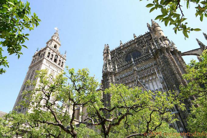 Haut de la Giralda et de la façade gothique, Cathédrale de Séville - Espagne