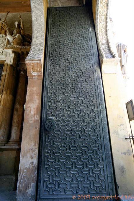 Porte gigantesque de la Puerta del Perdon, Cathédrale de Séville - Espagne
