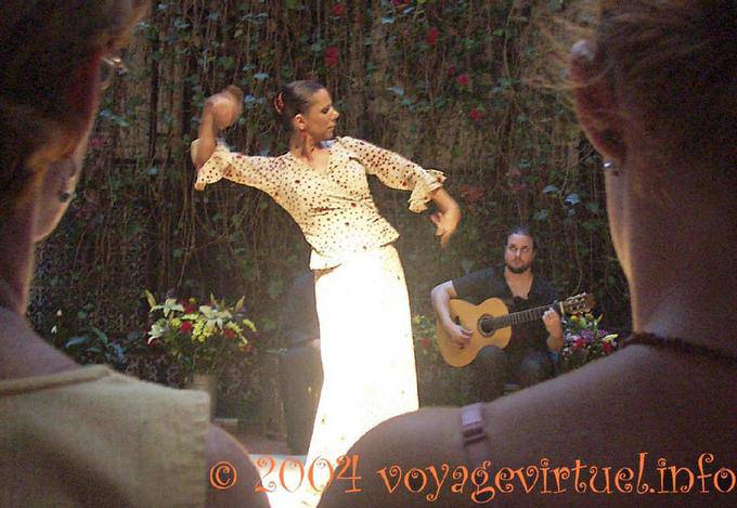 Danseuse de flamenco entre deux têtes - Séville - Espagne, Andalousie