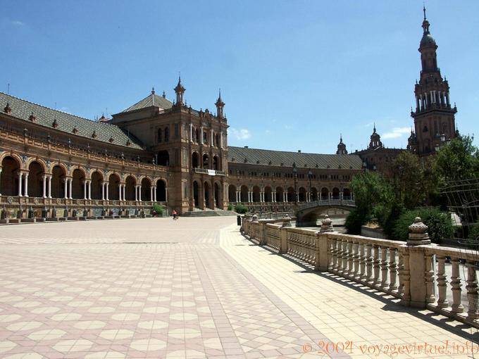 Vue sur le palais, mélange néorenaissance, gothique et mudéjar, Séville, Plaza Espana - Espagne