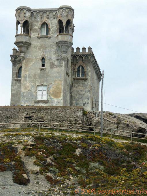 Face à la mer, vue sur le drôle de Castillo de Santa Catalina, Tarifa - Espagne