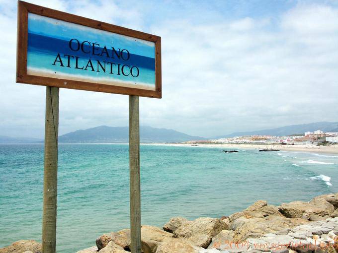 Panneau Océan Atlantique sur la digue conduisant à l'Isla de las Palomas, Tarifa - Espagne