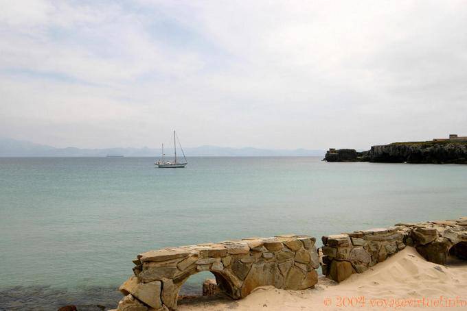 Bateau vu de l'avenida de Las Fuerzas Armadas, Tarifa - Espagne
