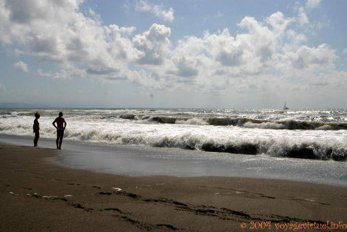 Vagues et baigneurs indécis sur la Torremolinos beach - Espagne