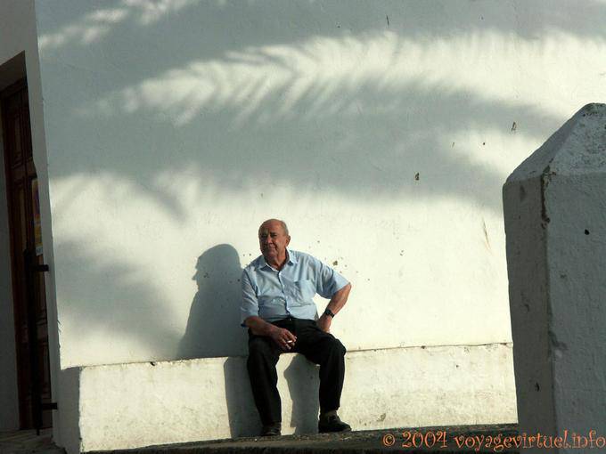 Ancien assis sur un banc, Vejer de la Frontera - Espagne, Andalousie