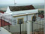 Grilles et petite maison devant paysage, Medina De Sidonia, Espagne.