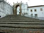 Escalier et porte menant à la Plazuela de la Pastora, Medina Sidonia, Espagne.