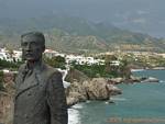 Statue au-dessus des flots, Nerja, Espagne.