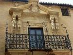 Balcon ouvragé du palais Salvatierra face à la Calle Cuesta de Santo Domingo, Ronda, Espagne.