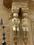 Gros-plan sur les statues des piliers du palais calle Marqués de Salvatierra, Ronda, Espagne.