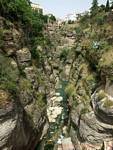 Vue depuis le Puente de San Miguel sur les gorges du Tajo et le lit du Guadalevin, Ronda, Espagne.