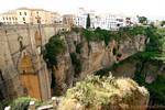 Le Pont Neuf (Puente Nuevo) et son précipice à 98m de hauteur, Ronda, Espagne.